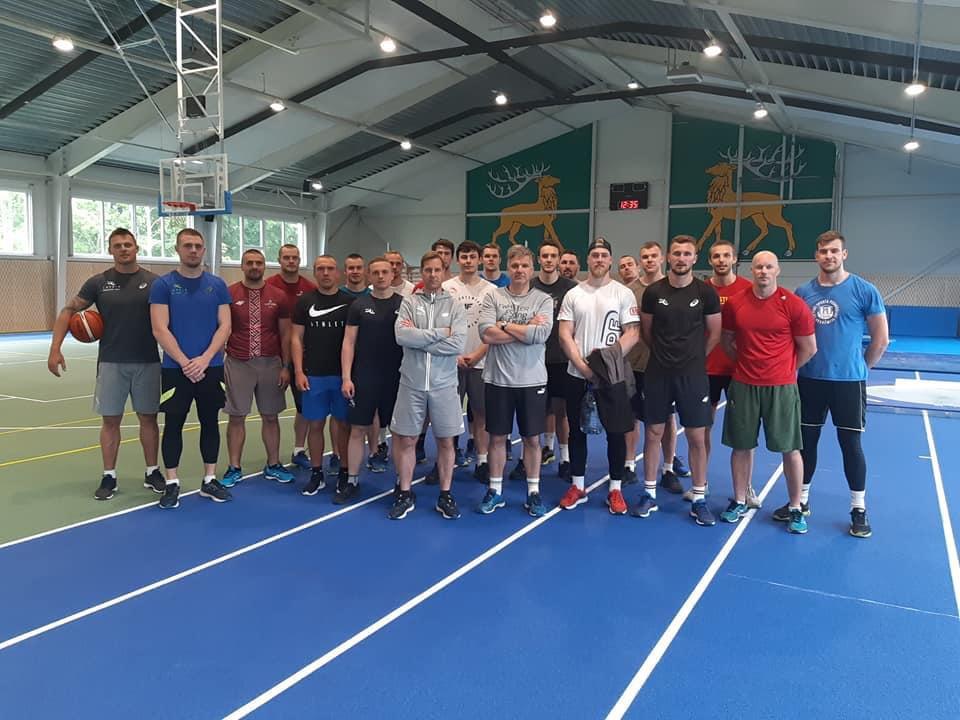 Latvijas bobslejisti aizvada treniņnometni Usmā