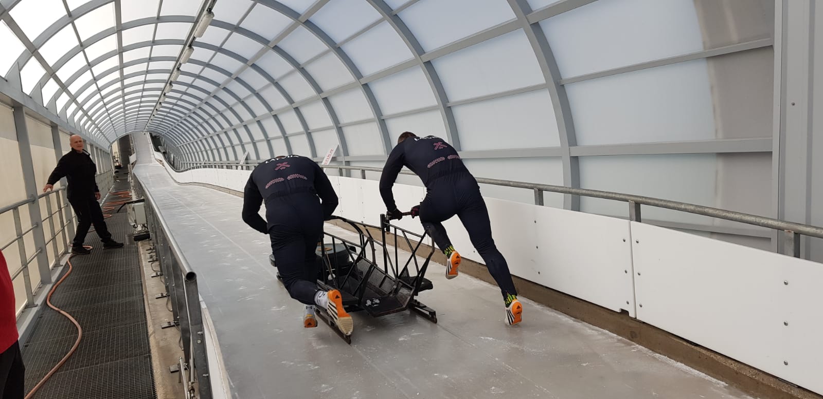 Treniņnometne ledus estakādē