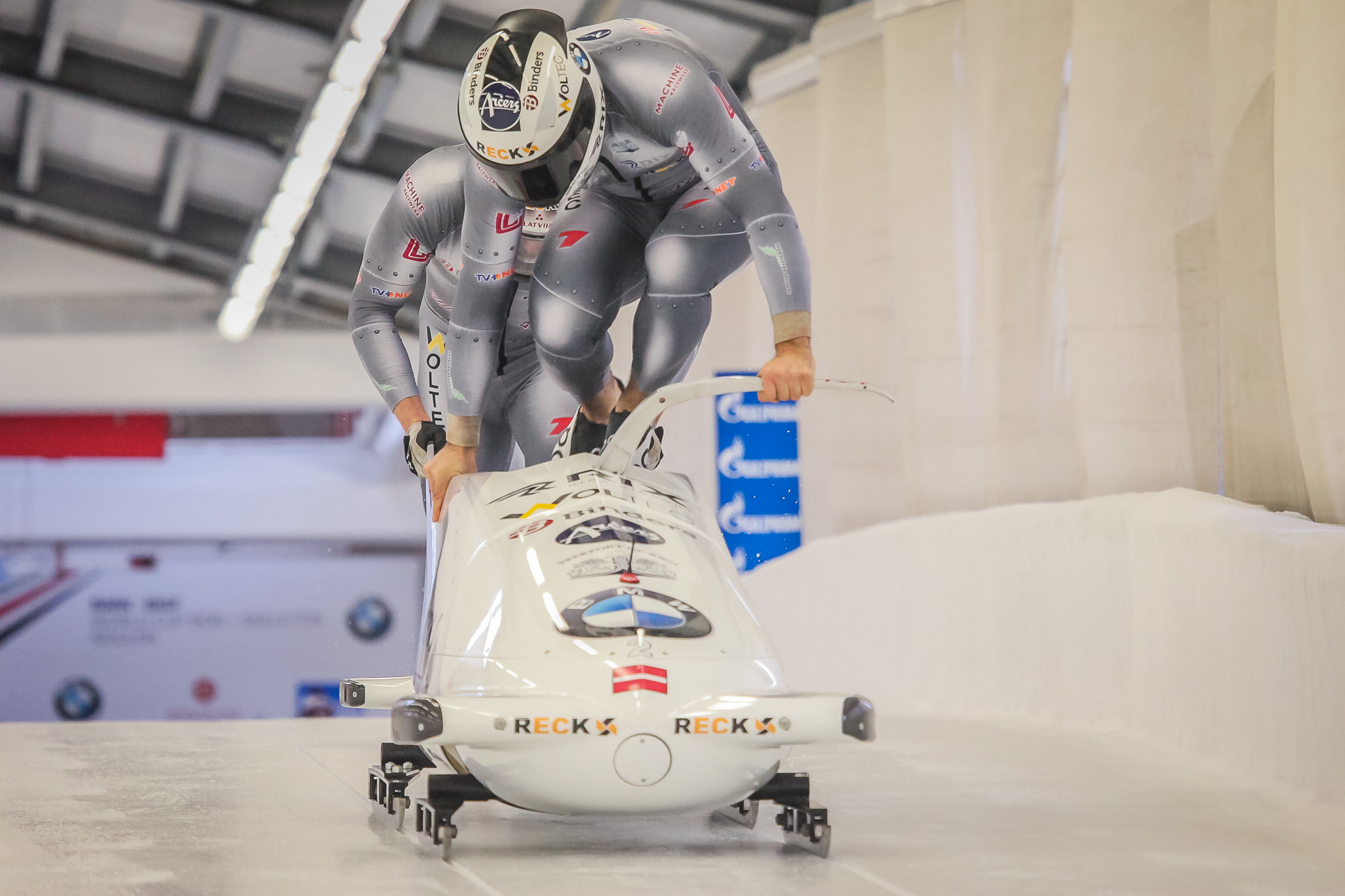 Bobslejisti aizvada treniņus Siguldas trasē