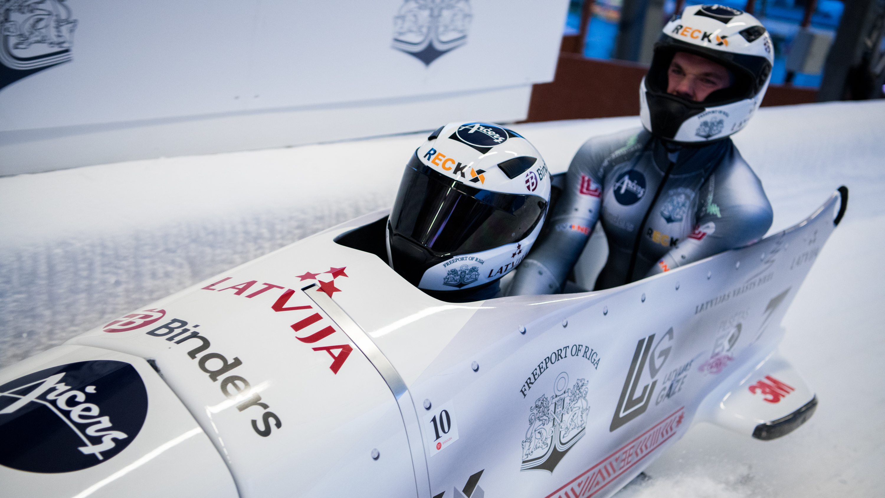 Vācija dominē vīriešu divnieku sacīkstēs, Latvijas līderiem jāsaņemas