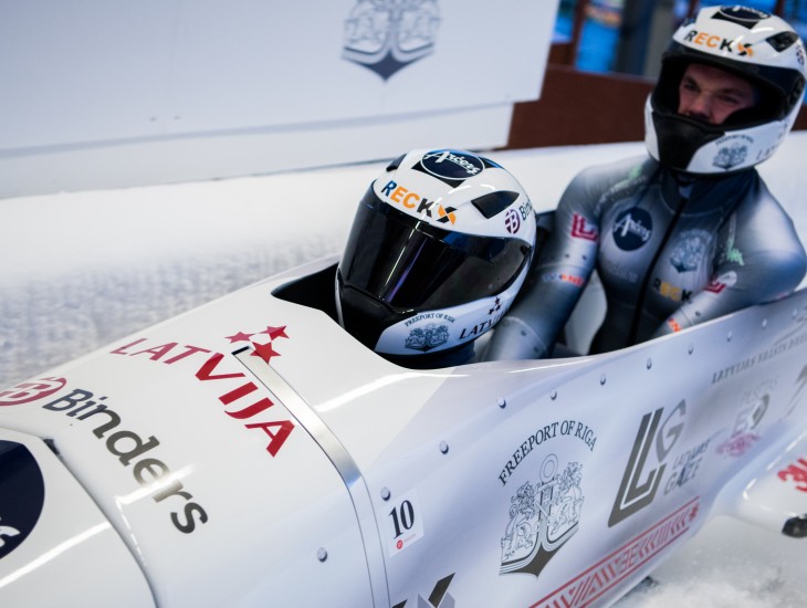 Vācija dominē vīriešu divnieku sacīkstēs, Latvijas līderiem jāsaņemas