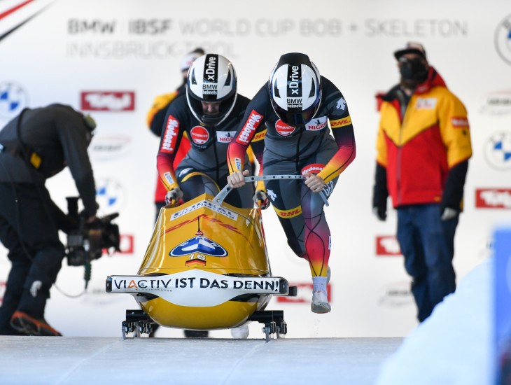 Vācija atkal dominē bobslejā divniekiem
