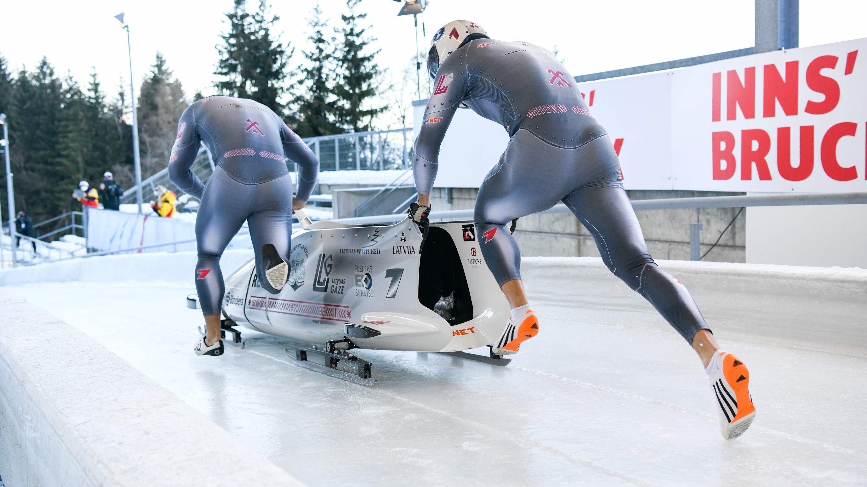 Šodien Latvija startēs ar trīs divnieku ekipāžām noslēdzošajā PK posmā Īglsā