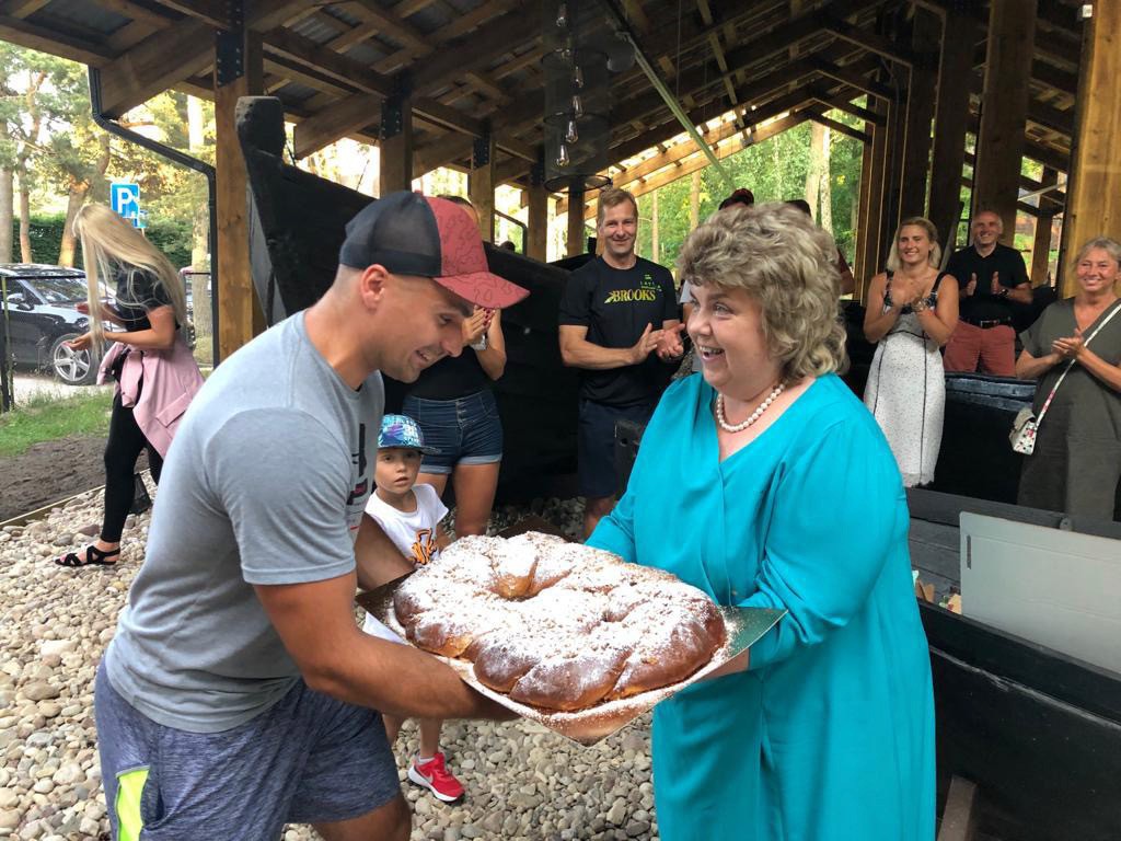 Bobslejisti neformālā gaisotnē atzīmēja Oskaru dienu