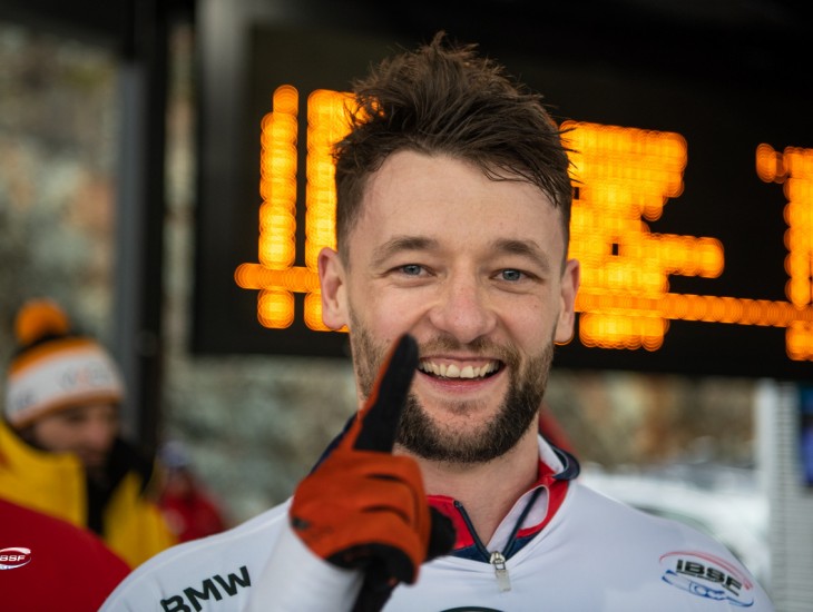 Martina Dukura trenētie britu skeletonisti PK sezonu sāk ar trīs medaļām