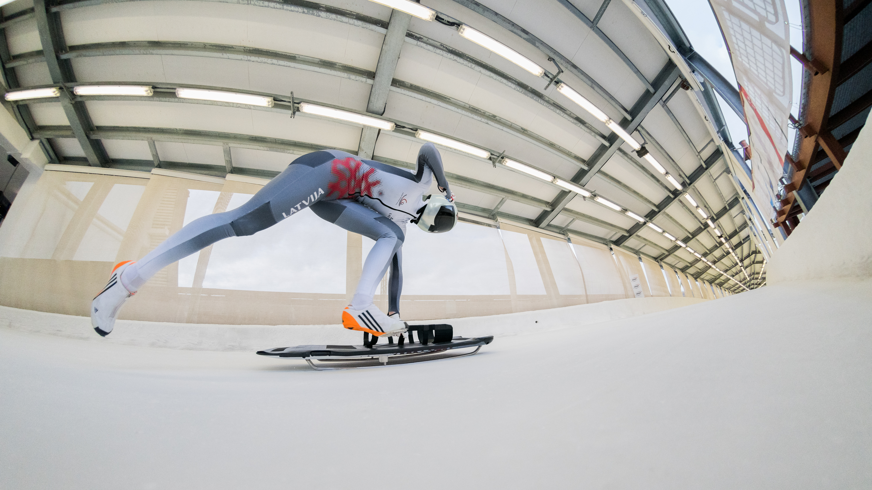 Latvijas jaunie skeletonisti ar panākumiem startē Omega jauniešu seriālā