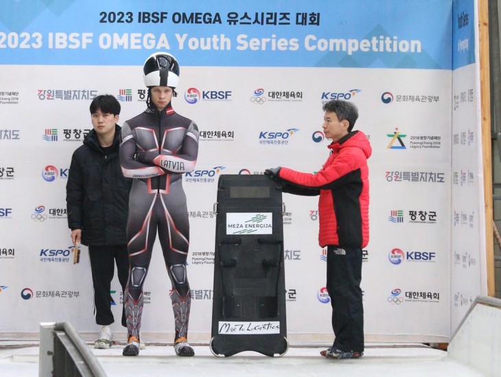 Latvijas skeletonistiem dubultuzvara OMEGA Jauniešu seriāla posmā Korejā