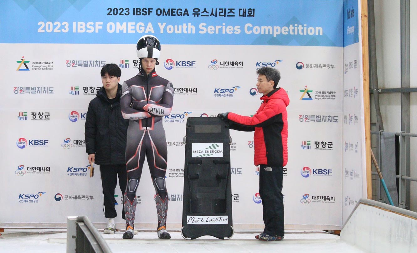 Latvijas skeletonistiem dubultuzvara OMEGA Jauniešu seriāla posmā Korejā