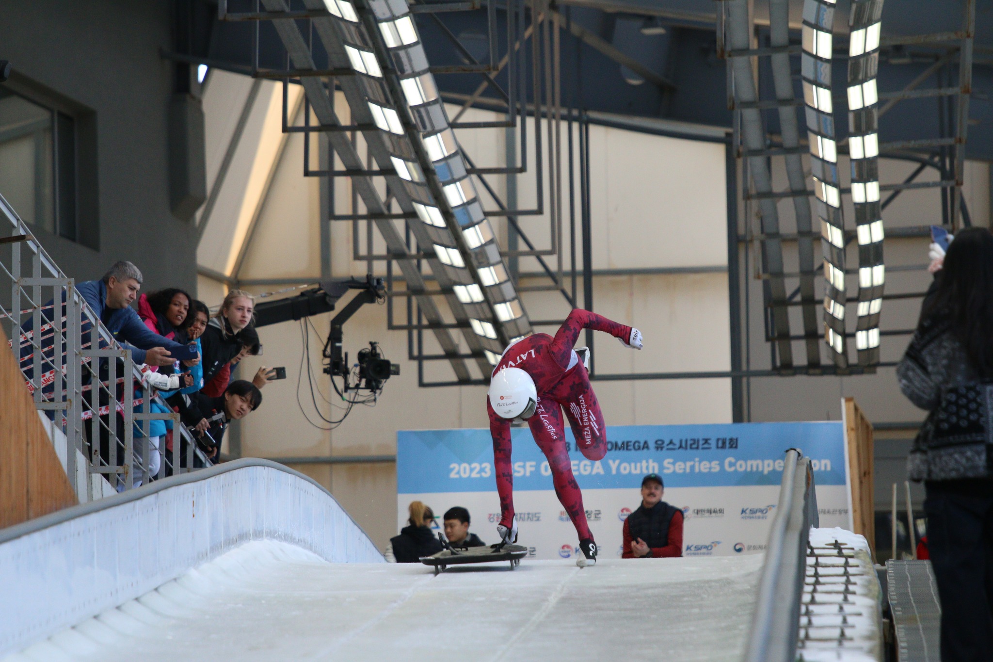 Jaunajiem skeletonistiem Valdovskim un Andžānei sudraba medaļas OMEGA Jauniešu seriālā