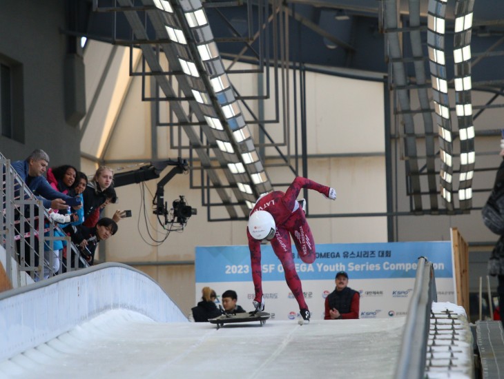 Latvijas jaunie skeletonisti izcīna dubultuzvaru OMEGA posmā Insbrukā