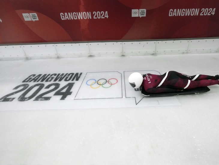 Skeletonistes Neimane un Lēģere izcīna Latvijai sudraba un bronzas medaļas