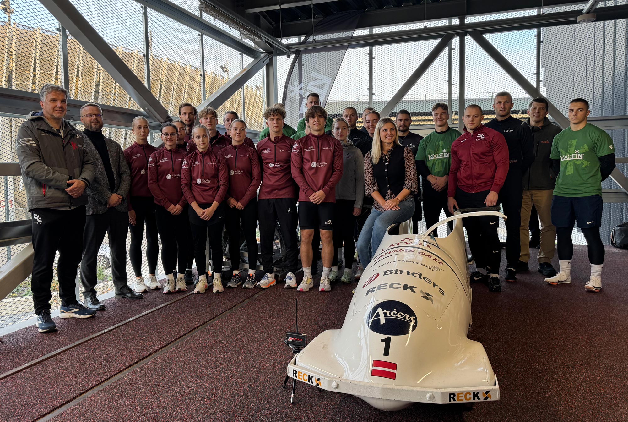 Bobslejisti un skeletonisti atklāj jauno starta estakādi