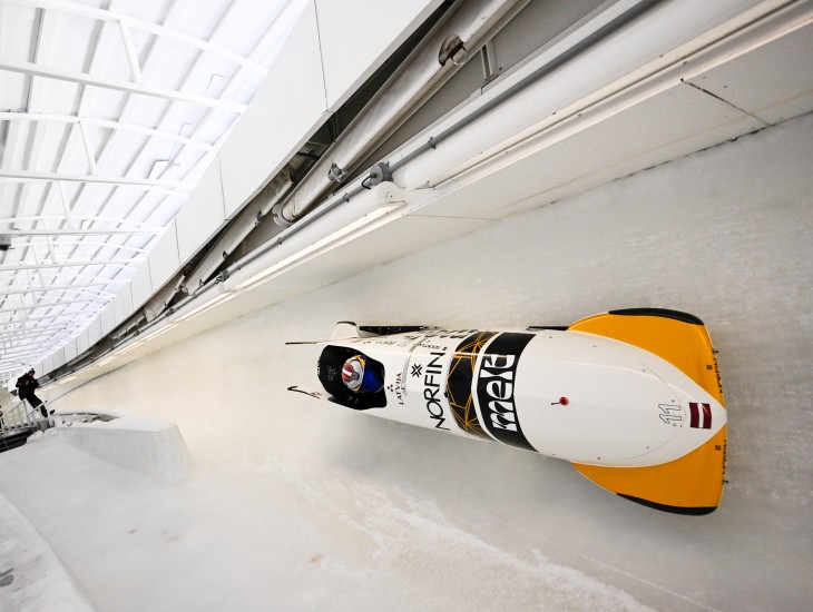 Pasaules čempionāts bobslejā sākas ar sacensībām divnieku ekipāžām