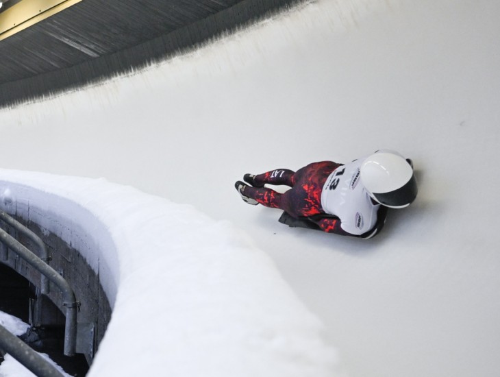 Skeletona sacensības vīriešiem pārtrauc laikapstākļu dēļ, sieviešu sacensības pārceļ stundu vēlāk (papildināts)