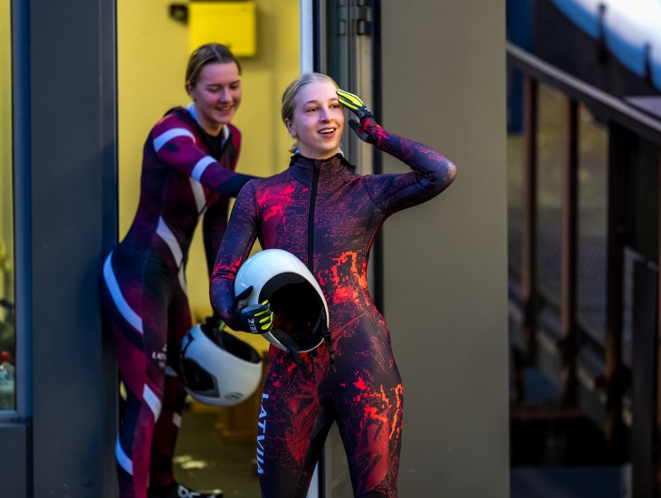 Latviešu skeletonistēm Vinterbergas sniegputenī neizdodas tikt pie otrā brauciena