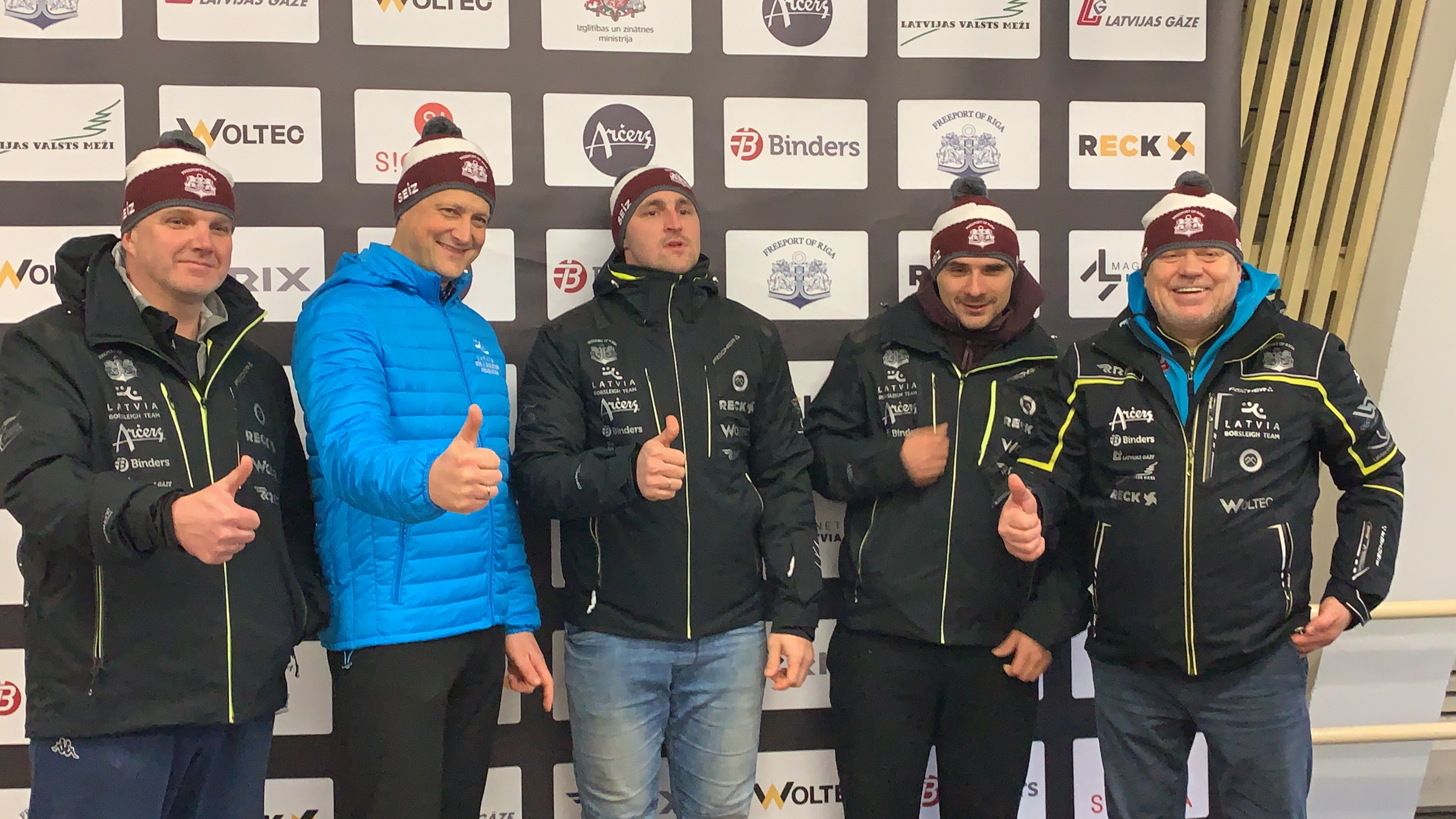 Rīgas brīvosta pasniedz bobslejistiem stūres ratu